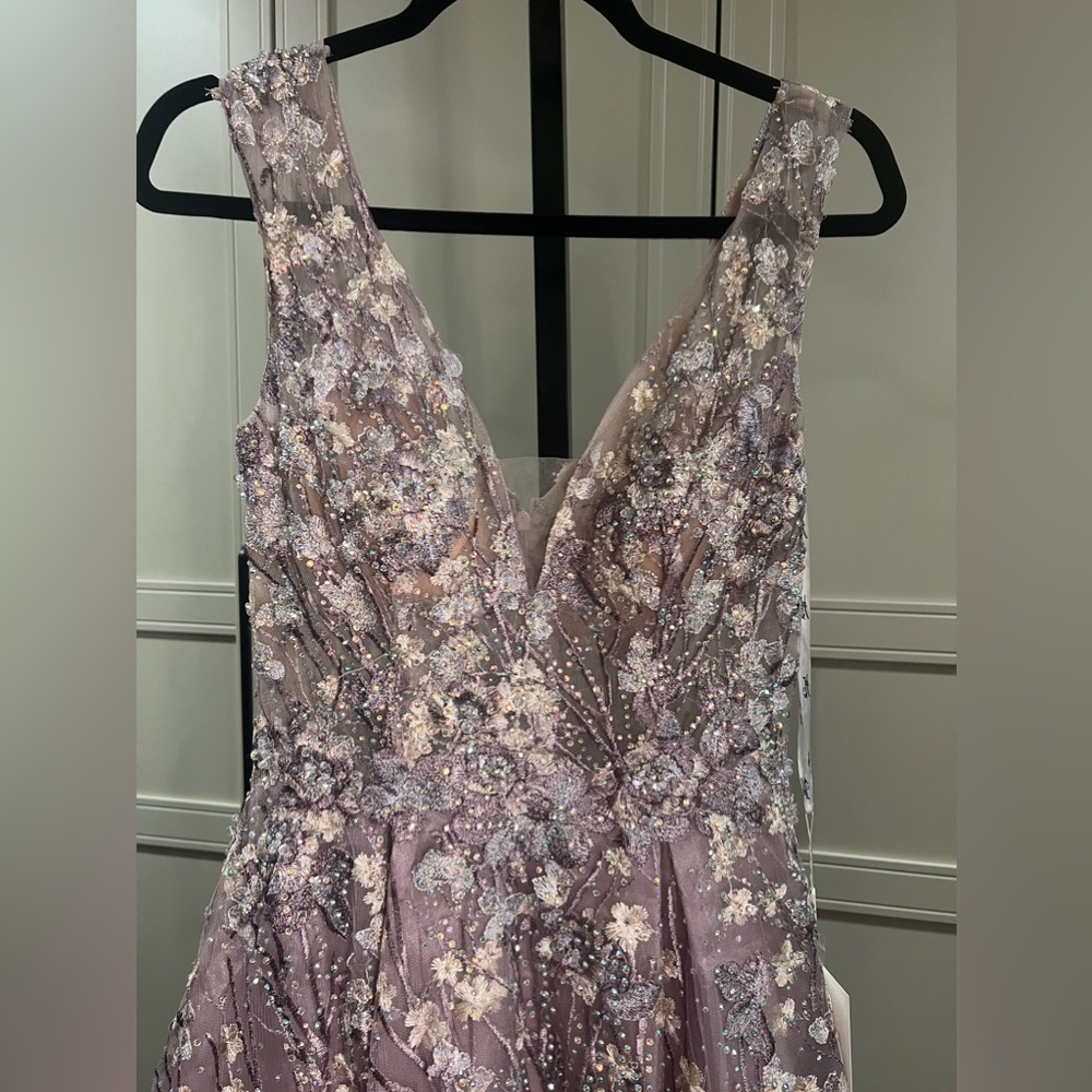 ✨Host Pick✨ A-line gown with embroidered flowers and intricate beading - Picture 8 of 9